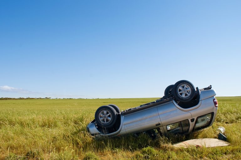 Une voiture accidentée sur le toit