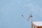Une antenne satellite sur un toit