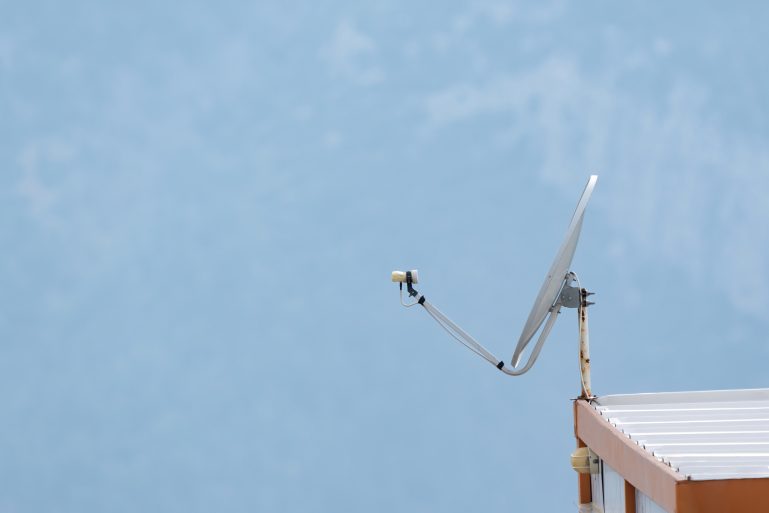 Une antenne satellite sur un toit
