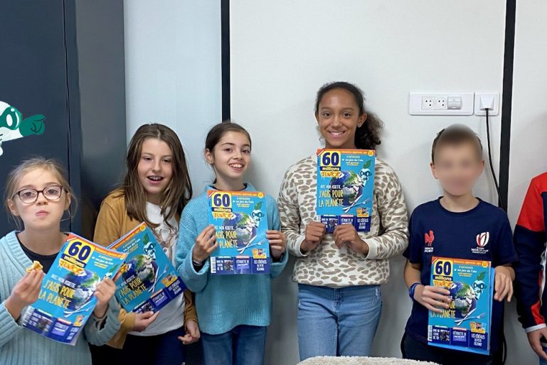 des enfants tenant “60 Millions Junior” dans leurs mains