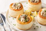 bouchées à la reine dans une assiette