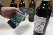 Une bouteille de vin avec un QR code.