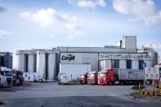 des camions et une usine Cargill