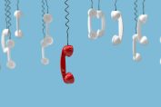Des combinés de téléphone suspendus figurant un démarchage