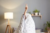 Une personne enroulée dans une couette