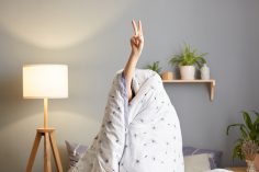 Une personne enroulée dans une couette