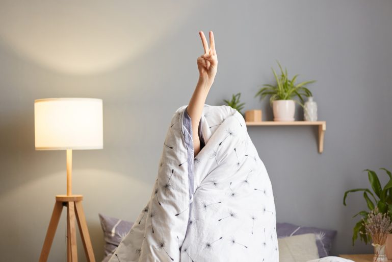 Une personne enroulée dans une couette