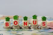 Inscription bonus sur de petits cubes en bois.