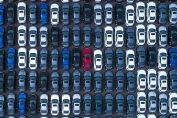 vue aérienne de voitures neuves sur un parking