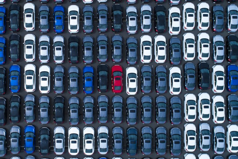 vue aérienne de voitures neuves sur un parking
