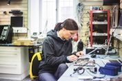 technicienne réparant un ordinateur portable
