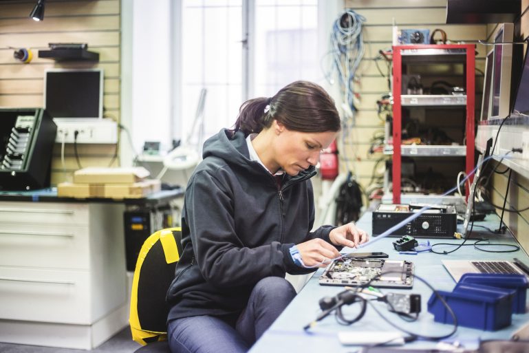technicienne réparant un ordinateur portable