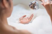 Une femme dans son bain moussant