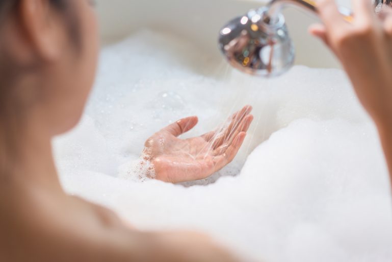 Une femme dans son bain moussant