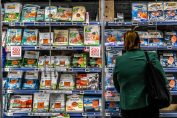 Un cliente devant un rayon saumon fumé d'un supermarché
