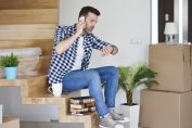 Un homme au téléphone regarde sa montre.