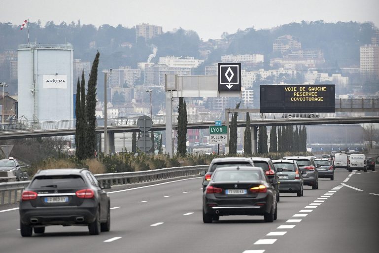 automobiles et voie de covoiturage