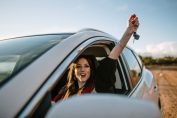 Une jeune femme tend victorieuse les clés dune voiture