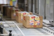 des packs de purée Mousline sur une chaîne d'usine