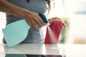 nettoyage d’un plan de travail avec un spray désinfectant