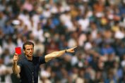 Un arbitre donne un carton rouge