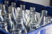 Un casier plein de bouteilles en verre consignées