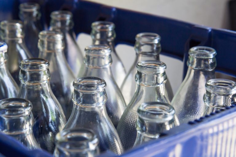 Un casier plein de bouteilles en verre consignées