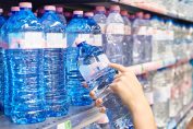 bouteilles d’eau dans un rayon de supermarché