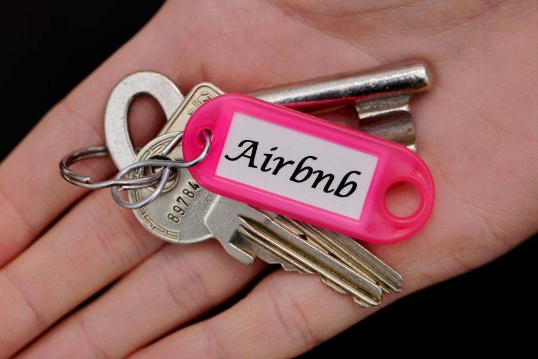 Un trousseau de clé avec porte clés Airbnb
