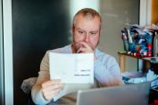 Un homme perplexe face à sa facture