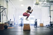 Femme en train de faire du sport en salle