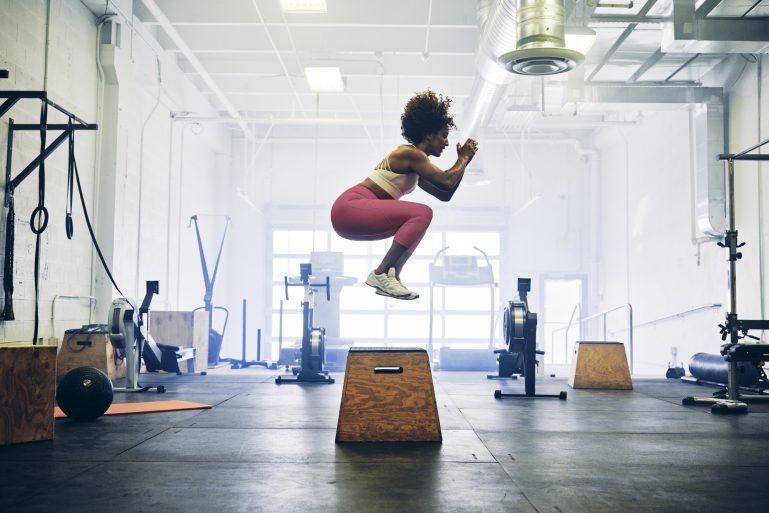 Femme en train de faire du sport en salle