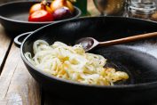 Des oignons qui cuisent dans une poêle