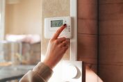 Un thermostat connecté installé sur un mur