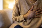 Une femme la  main sur le coeur