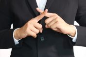 Un homme figurant un assureur dit non avec ses mains