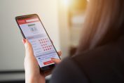 Une femme dépose un avis sur un hôtel sur un application
