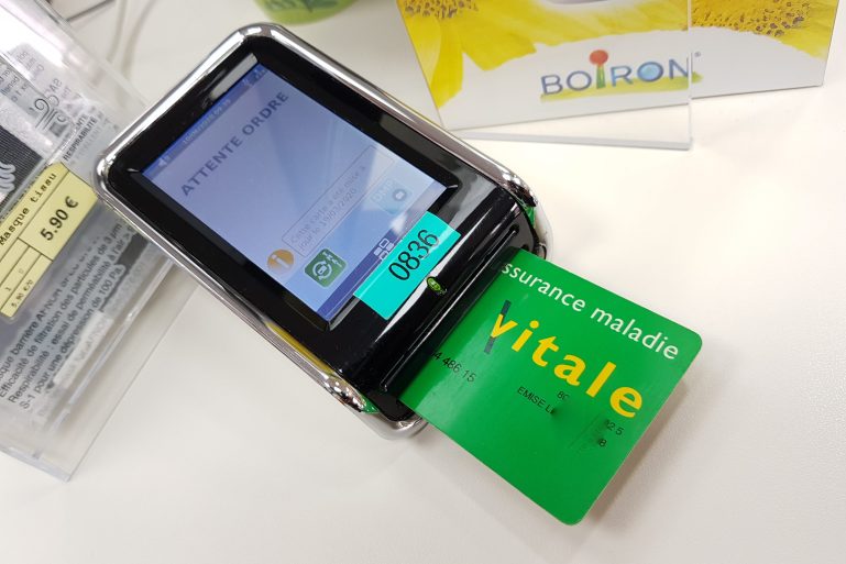 Carte Vitale insérée dans le terminal d’une pharmacie