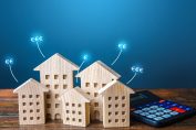 Des immeubles en bois à côté dune calculatrice