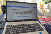 Un ordinateur affichant la page de plainte en ligne