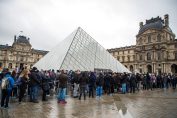 file d’attente devant la pyramide du Louvre