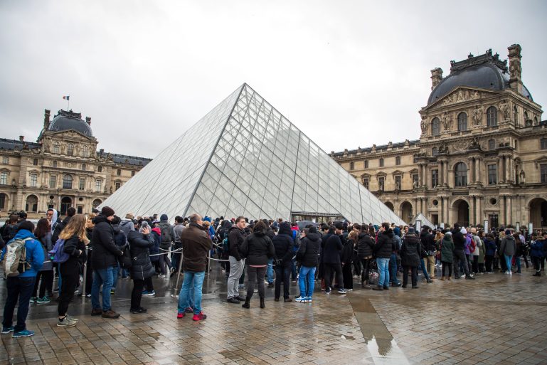 file d’attente devant la pyramide du Louvre