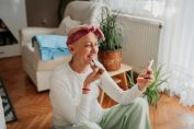 Une femme atteinte d'un cancer prend soin d'elle