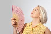 Une femme avec un éventail à la main