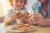 homme et enfant mangeant des cookies