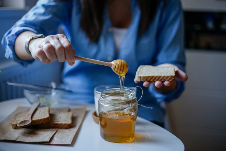 Du miel sur une table de petit déjeeuneer