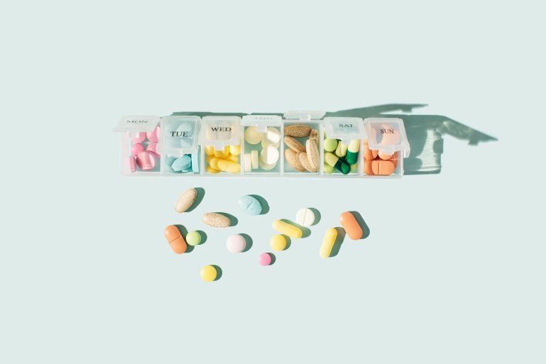 Un pilulier rempli de médicaments
