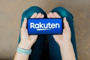 Un smartphone affichant un logo Rakuten