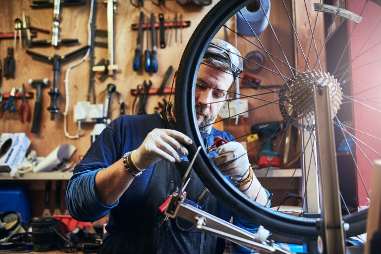 Un réparateur de vélos au travail.
