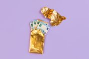Un emballage de tablette de chocolat remplie d'euros